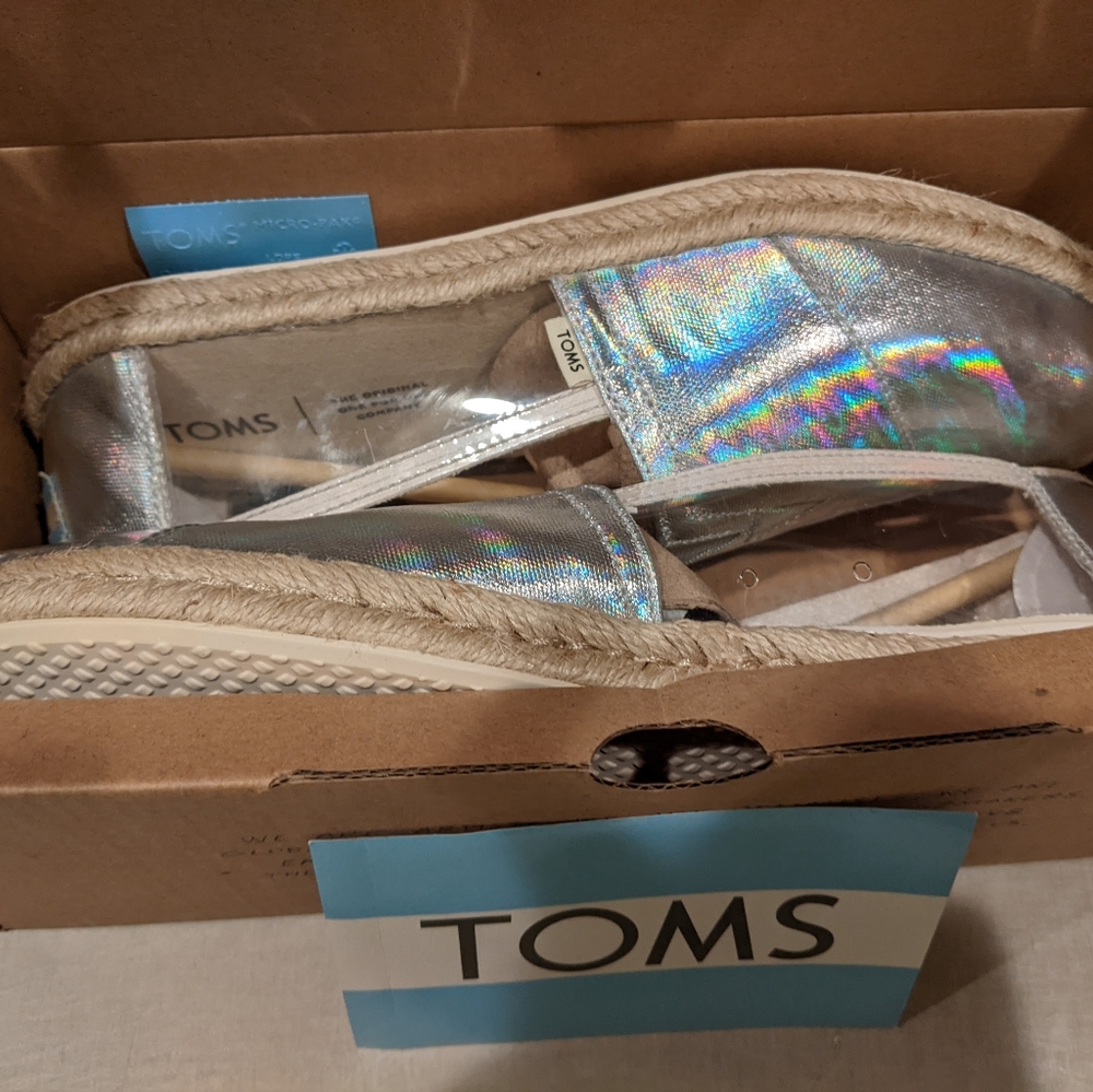 Toms - Picture 2 of 4